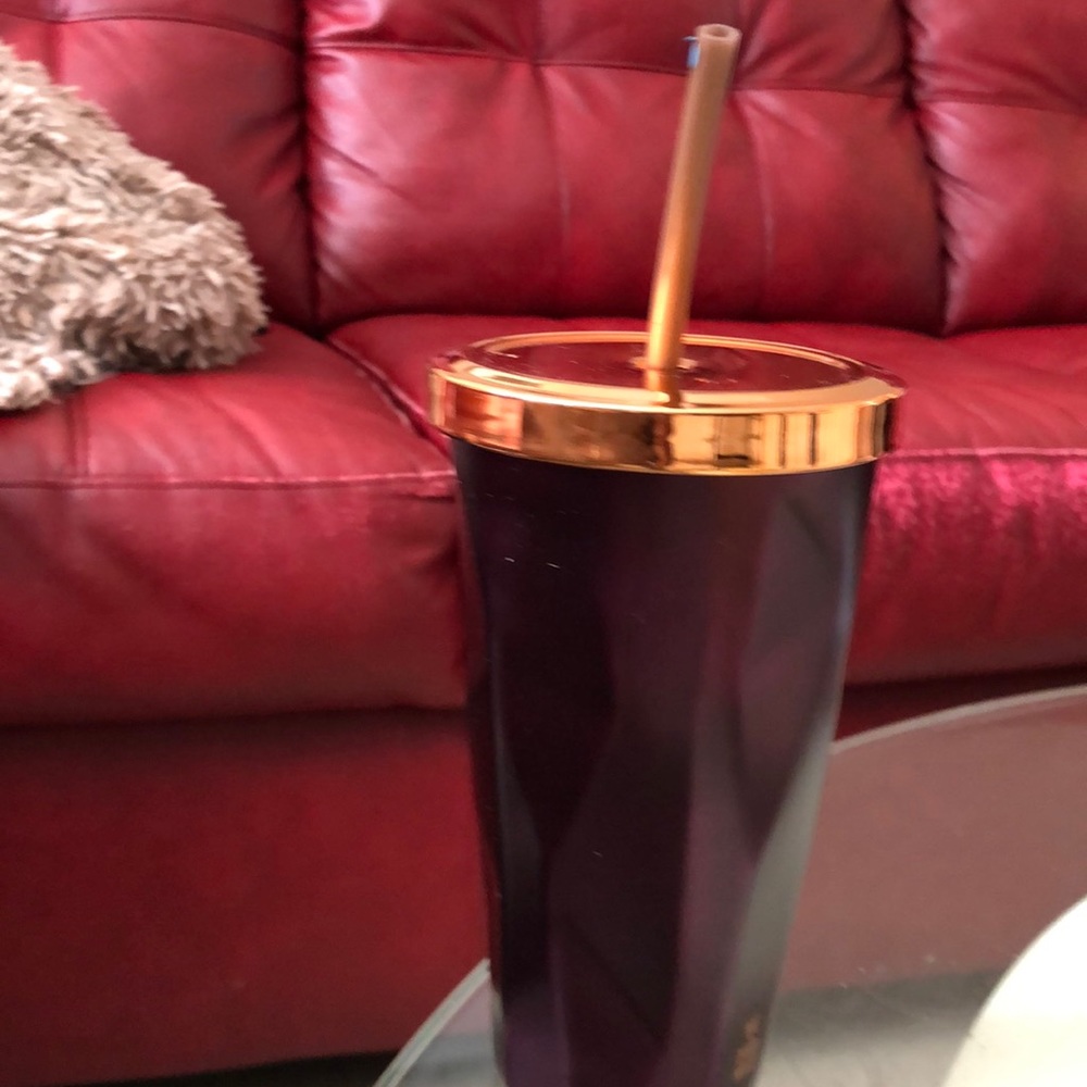 🌺🌺🌺🌺🌺🌺🌺🌺🌺Stainless steel tumbler. FREE WITH PURCHASE $75 AND OVER❤️❤️❤️